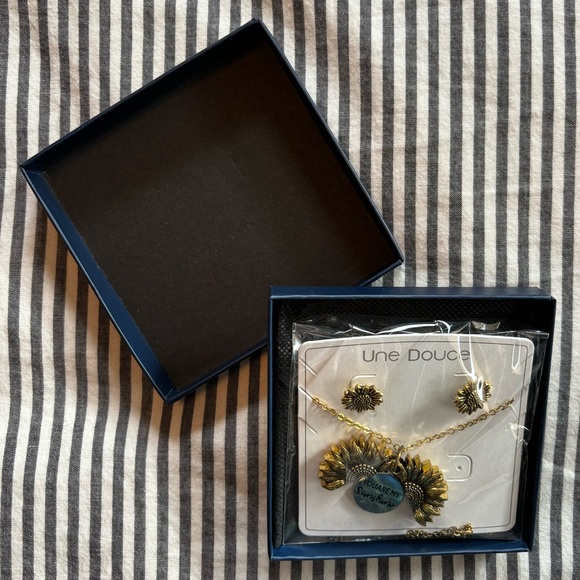 Une Douce Sunflower You Are My Sunshine Pendant Necklace and Earrings Set - Picture 7 of 9